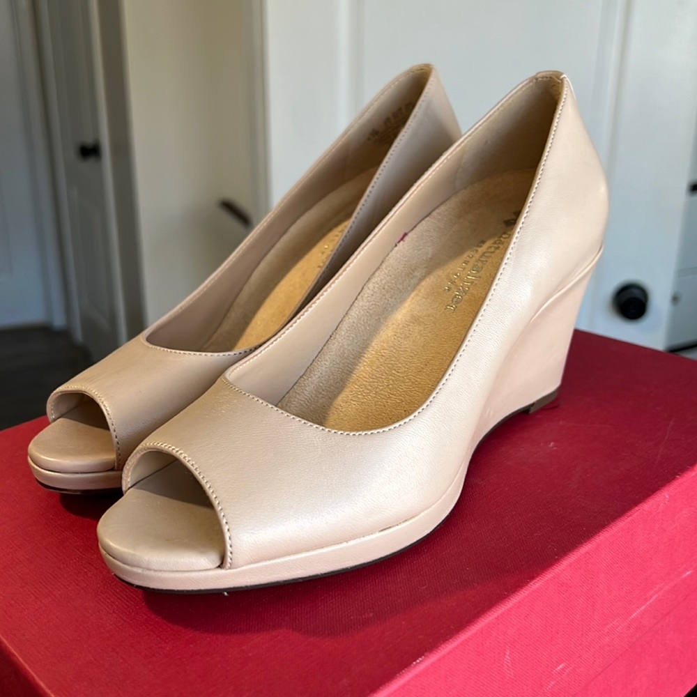 Naturalizer sandals for sale! Like new! Size 5.5!